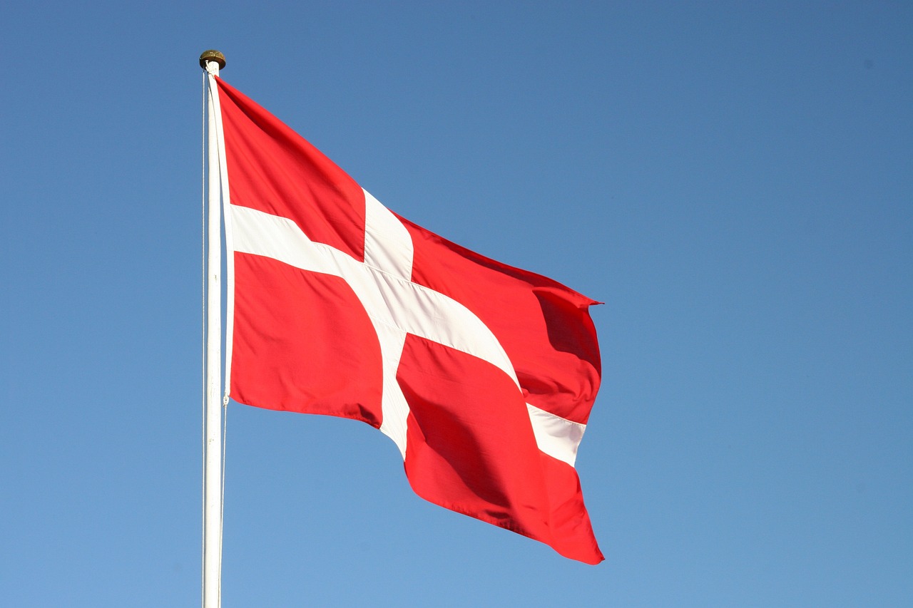 widok na flagę Danii na tle czystego nieba